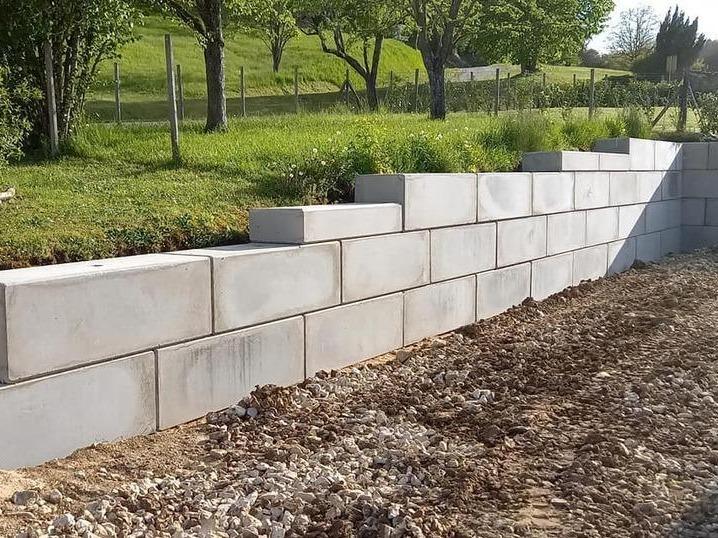 Construire un mur de soutènement avec le matériau approprié Aube